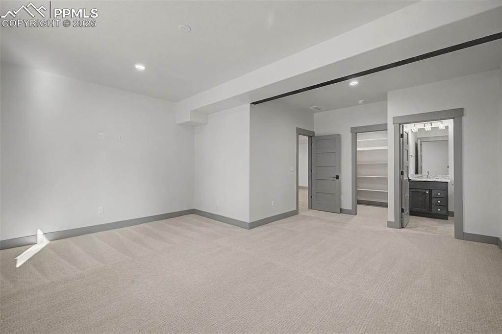 Image 33 of 50: Bedroom