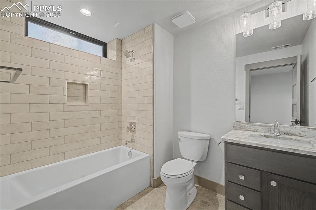 Image 34 of 50: Bathroom