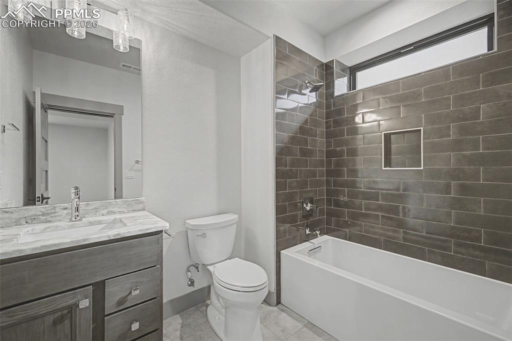 Image 36 of 50: Bathroom