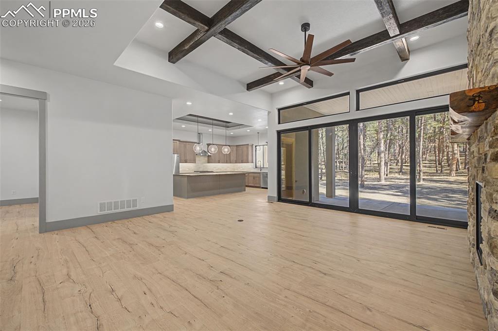 Image 5 of 50: Living Room