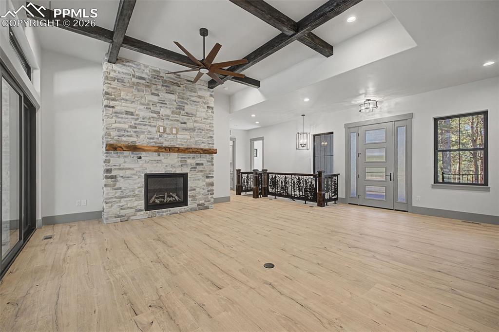 Image 6 of 50: Living Room