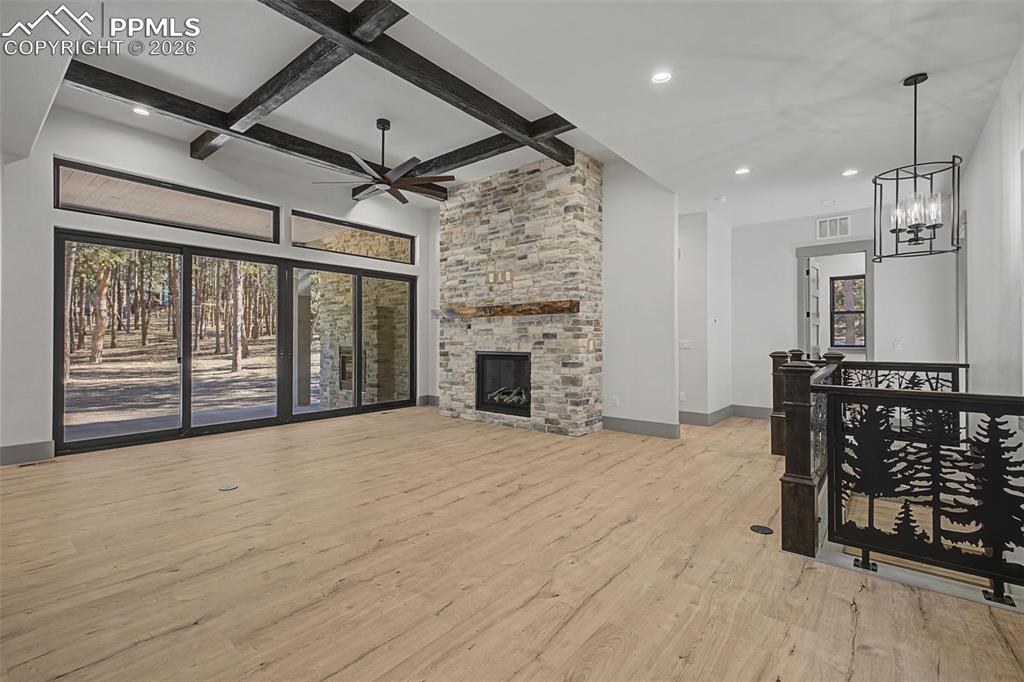 Image 7 of 50: Living Room