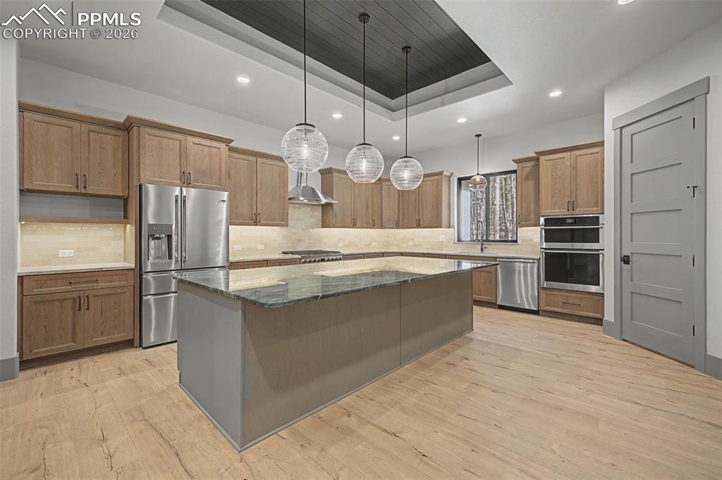 Image 9 of 50: Kitchen