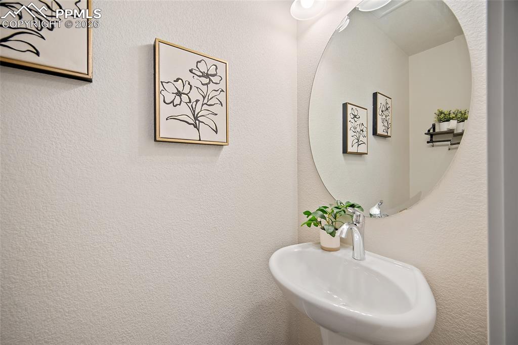 Image 11 of 50: Bathroom