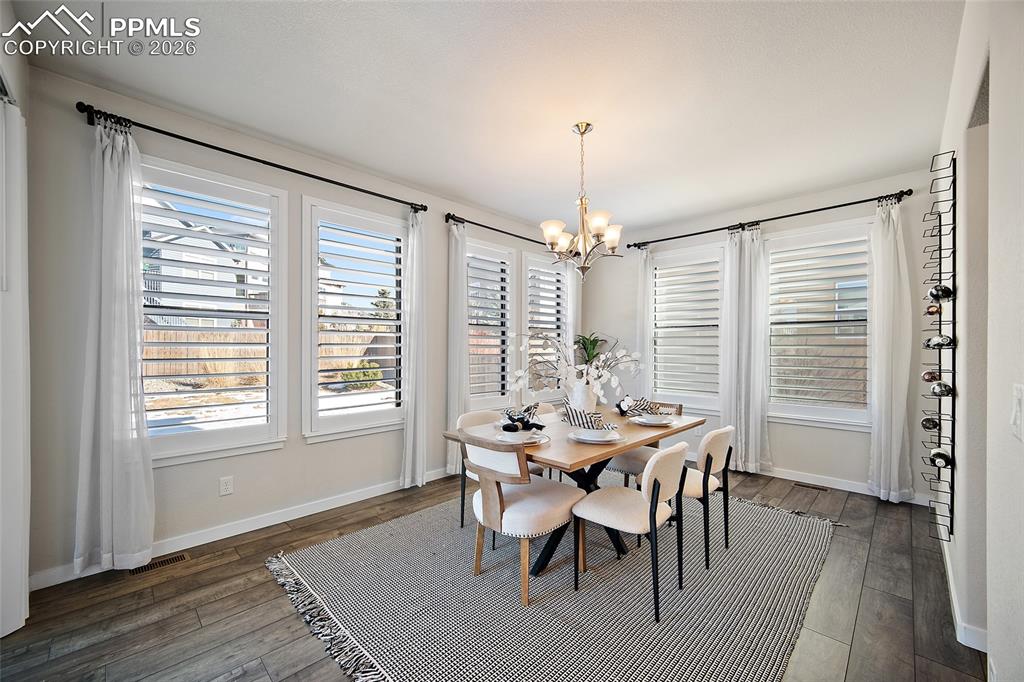 Image 18 of 50: Dining Area