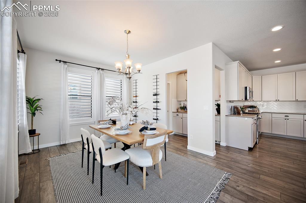 Image 19 of 50: Dining Area