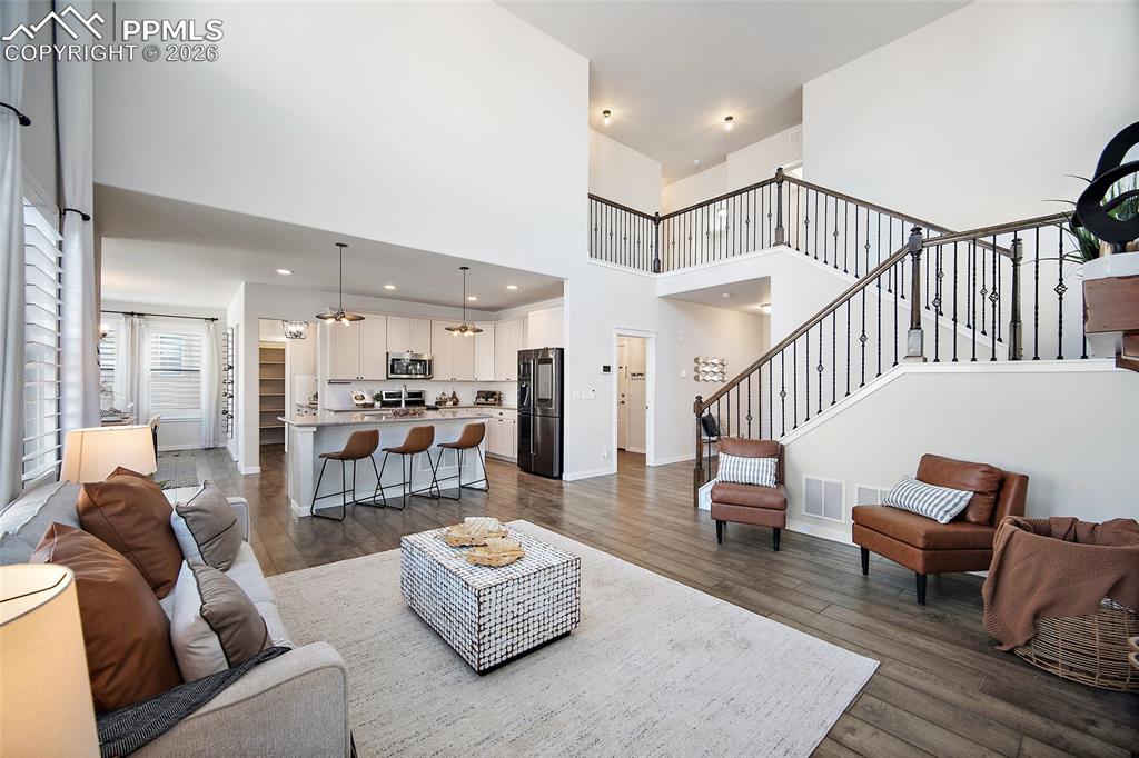 Image 21 of 50: Living Room