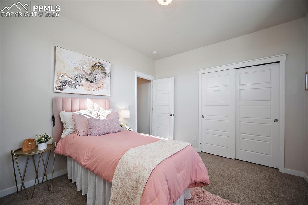 Image 31 of 50: Bedroom