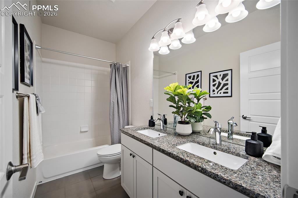 Image 34 of 50: Bathroom