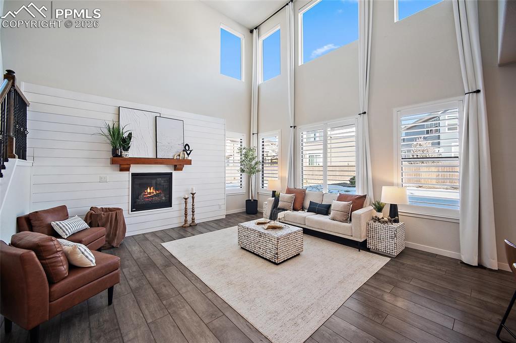 Image 7 of 50: Living Room