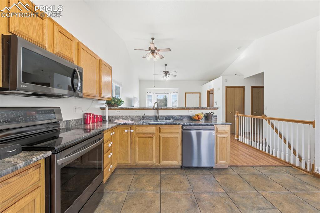 Image 10 of 32: Kitchen