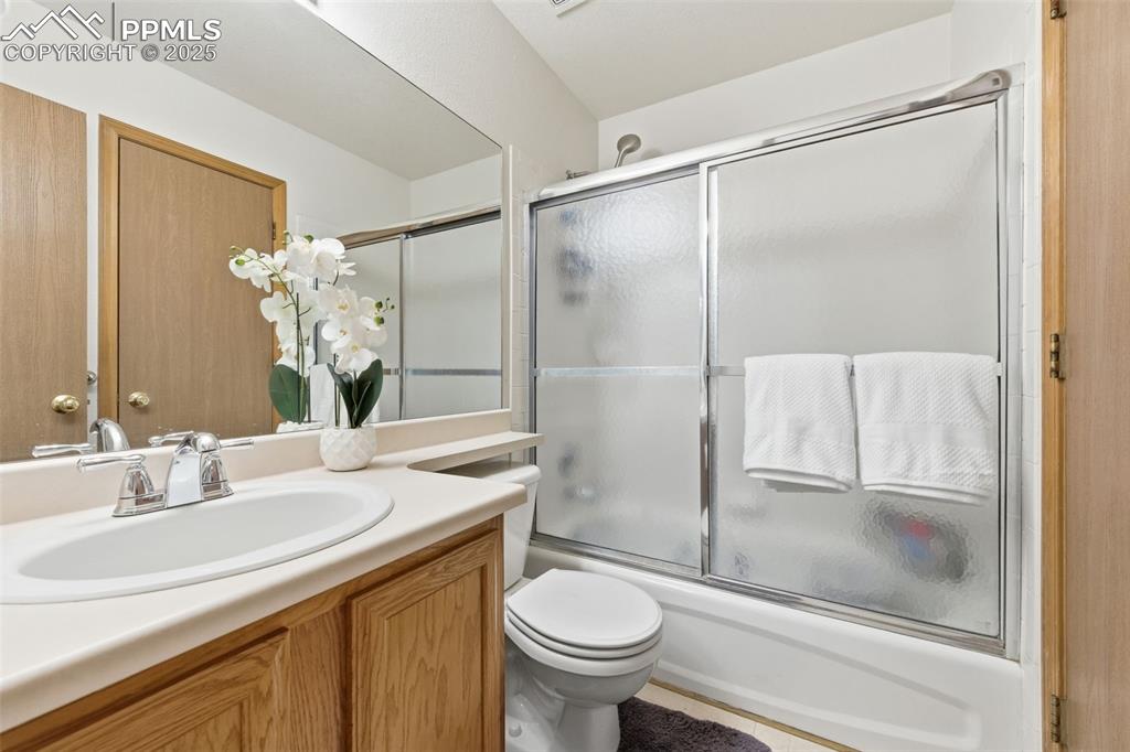 Image 15 of 32: Bathroom