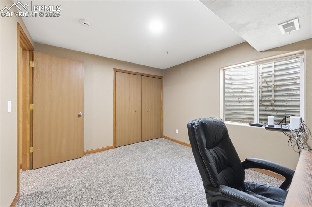 Image 23 of 32: Office