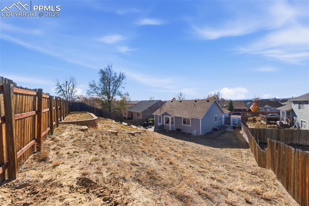 Image 27 of 32: Yard