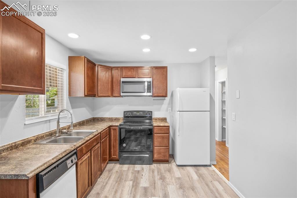 Image 9 of 25: Kitchen