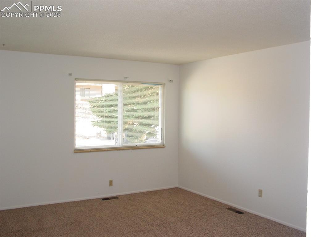 Image 12 of 19: 2014 Living Room
