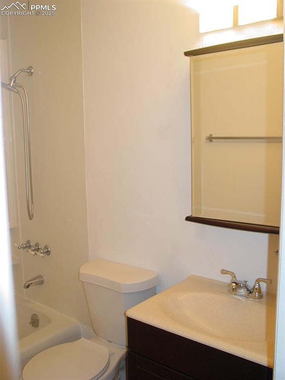 Image 16 of 19: 2014 Bathroom