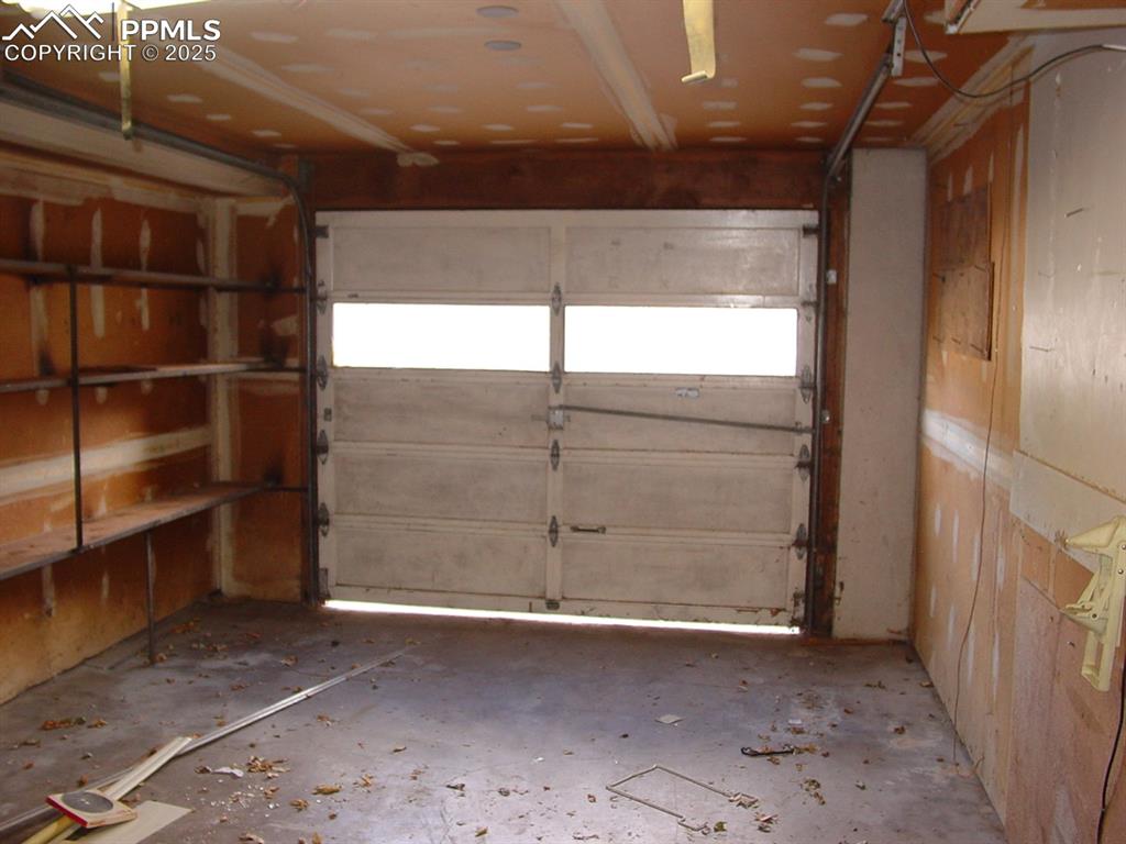 Image 19 of 19: 2014 View of garage