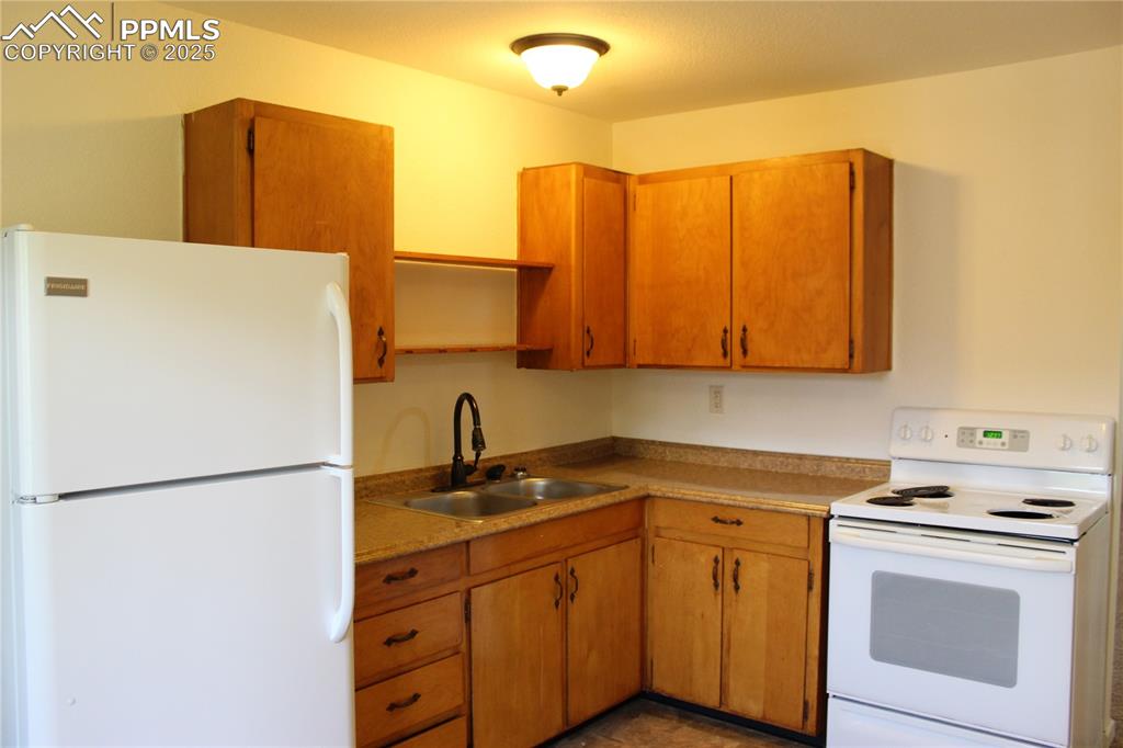 Image 6 of 19: 2012 Kitchen