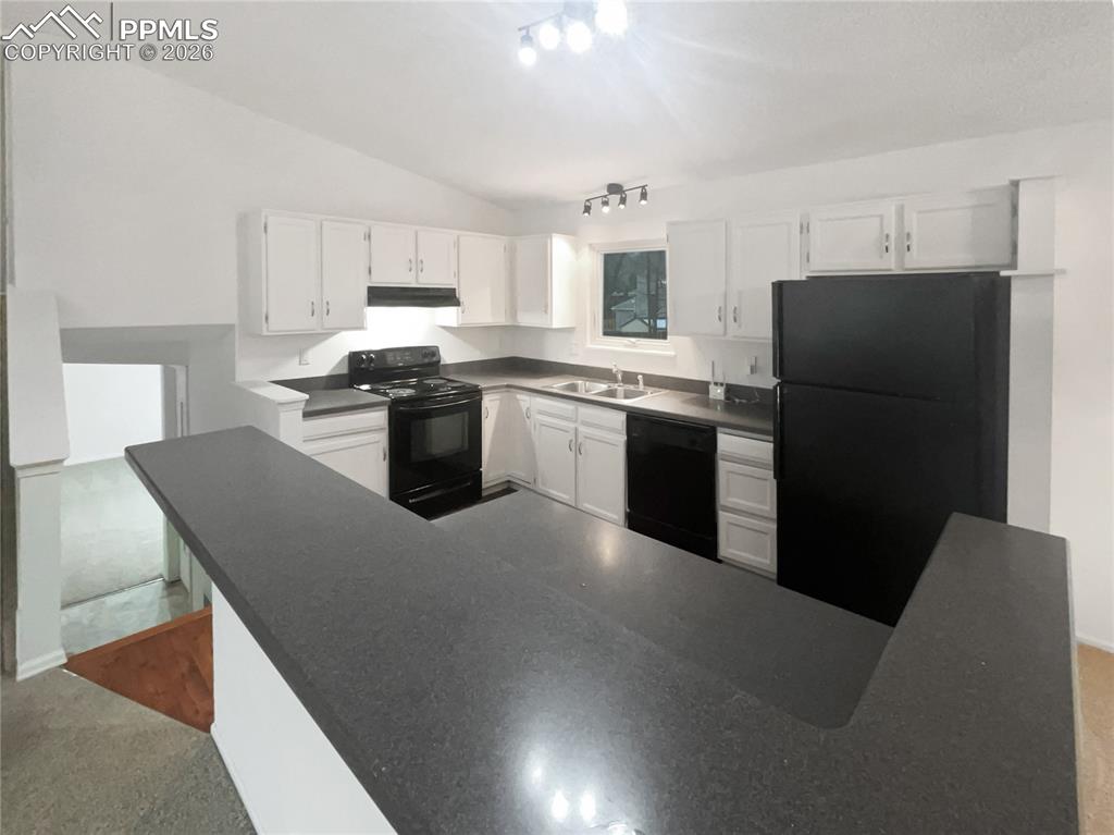 Image 2 of 21: Kitchen