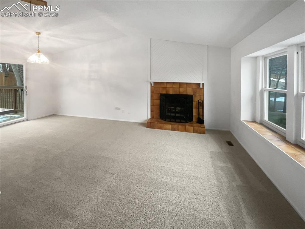 Image 3 of 21: Living Room