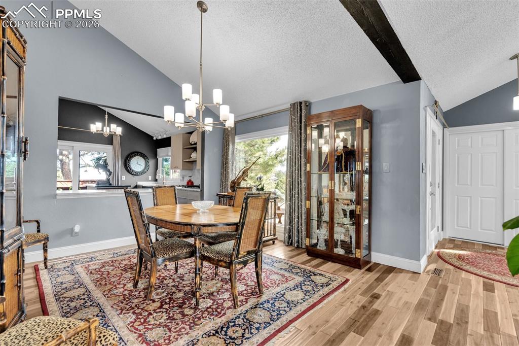 Image 14 of 45: Dining Area