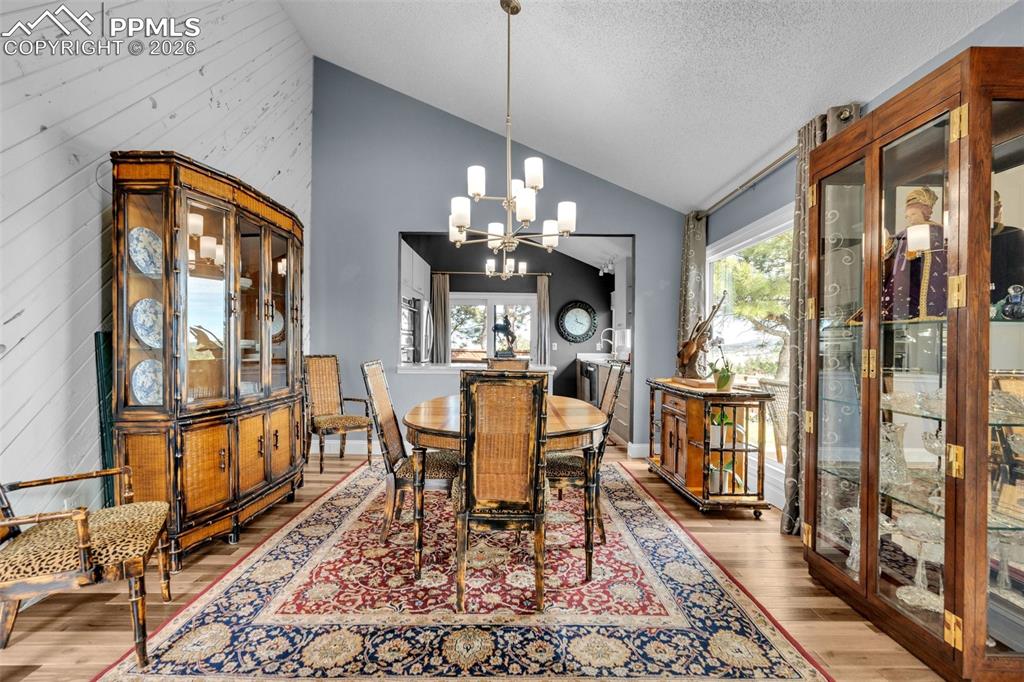 Image 15 of 45: Dining Area