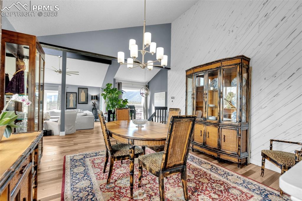 Image 16 of 45: Dining Area