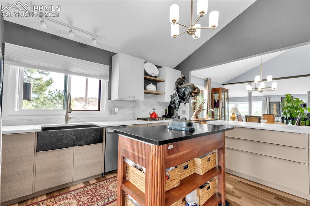 Image 19 of 45: Kitchen