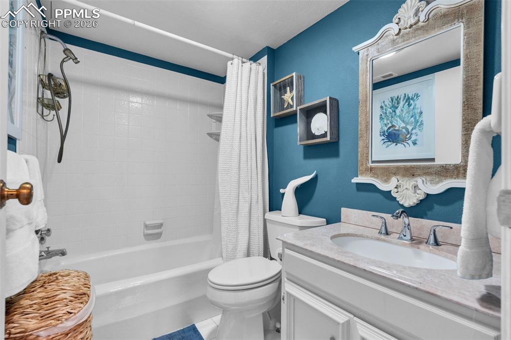 Image 38 of 45: Bathroom