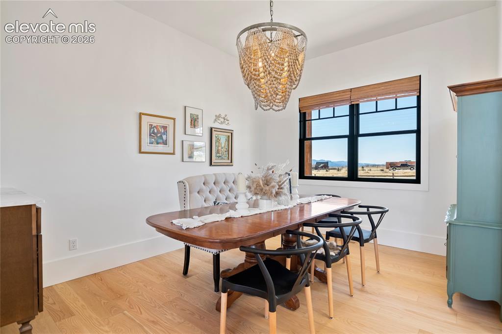 Image 15 of 48: Dining Area