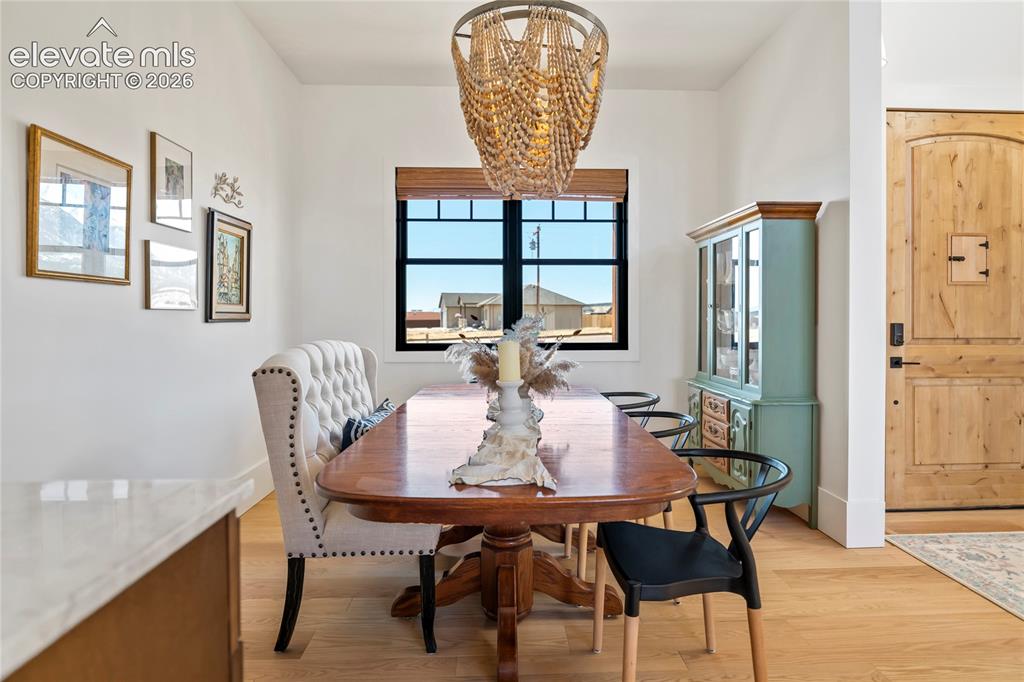 Image 16 of 48: Dining Area