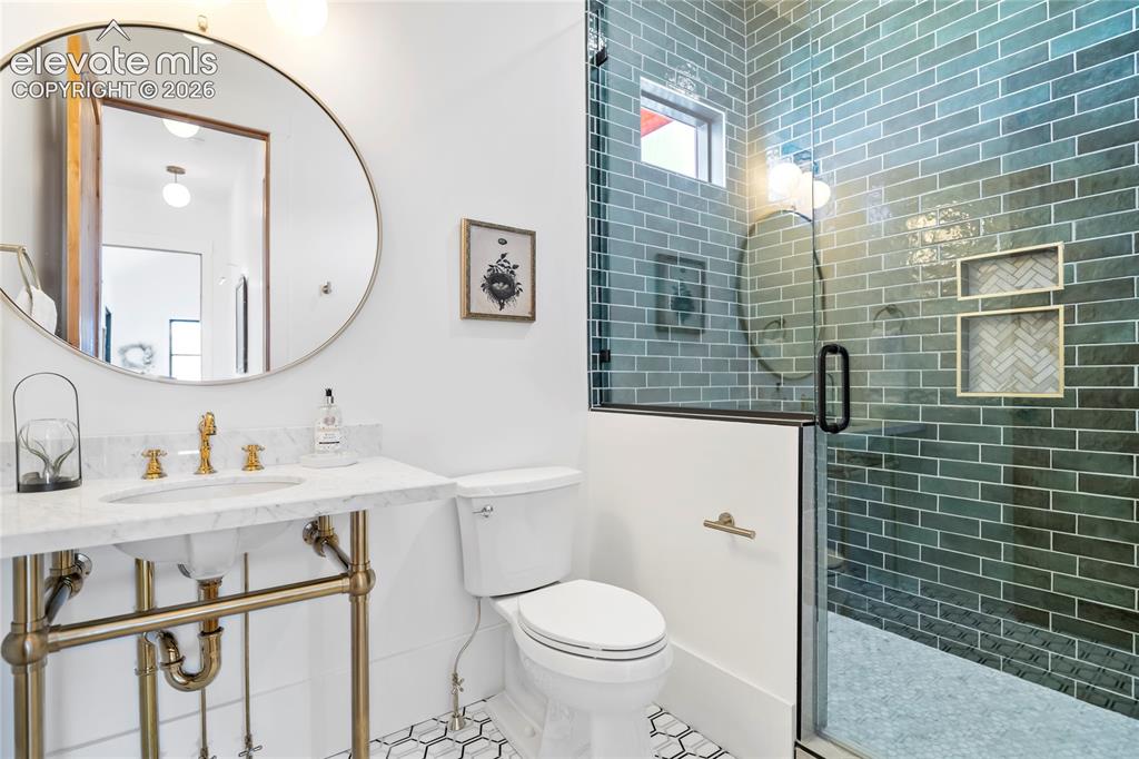 Image 19 of 48: Bathroom