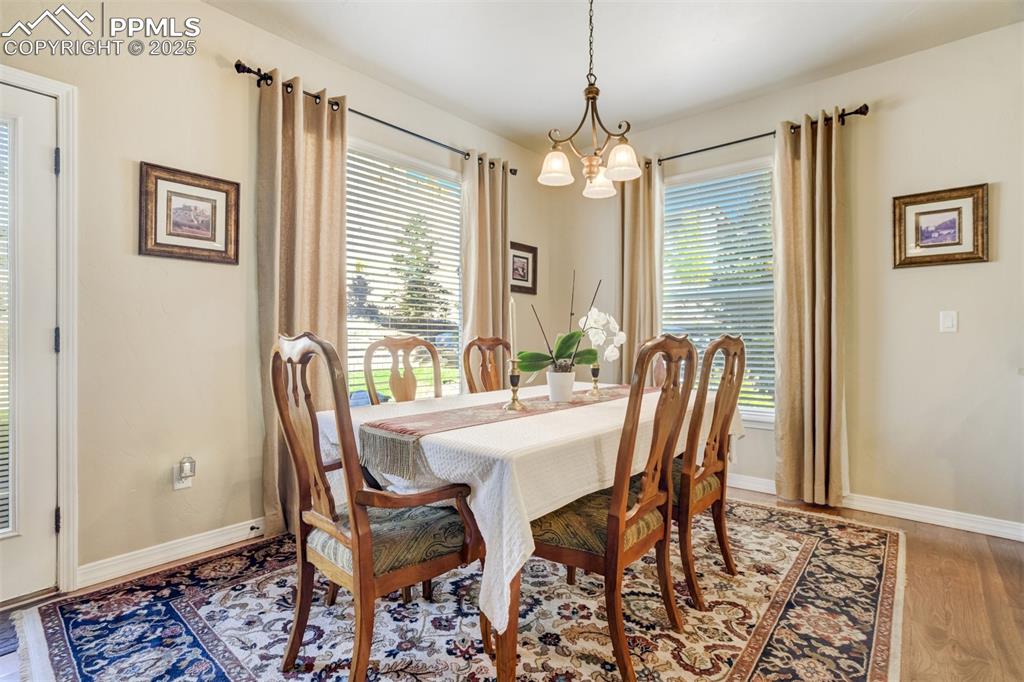 Image 10 of 40: Dining Area