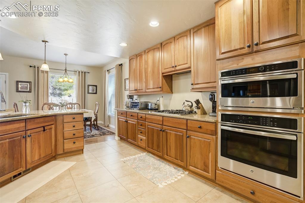 Image 12 of 40: Kitchen