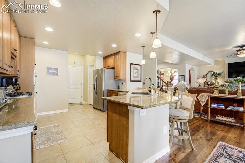 Image 14 of 40: Kitchen