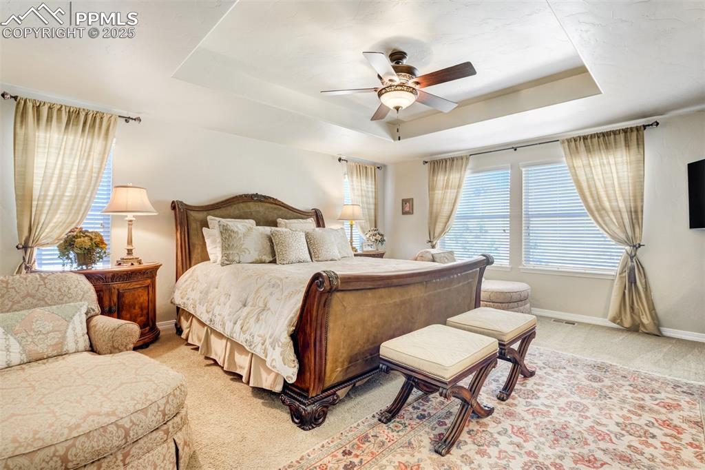 Image 19 of 40: Bedroom