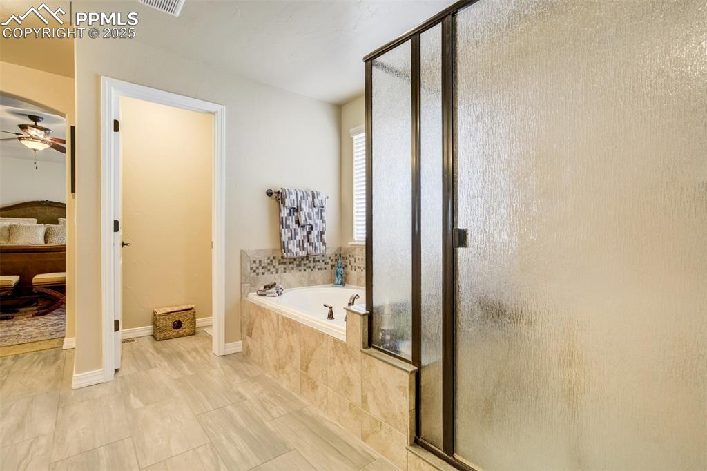 Image 22 of 40: Bathroom