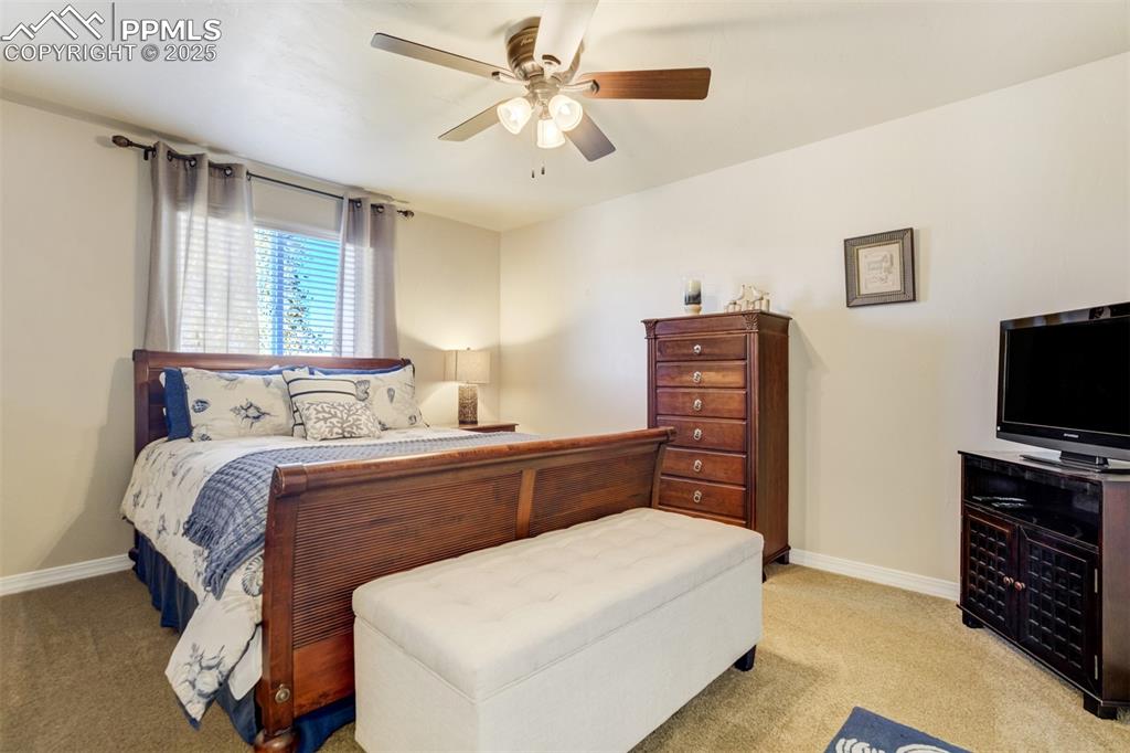 Image 25 of 40: Bedroom