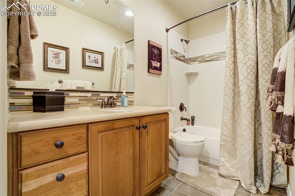 Image 33 of 40: Bathroom