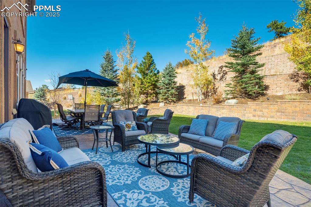 Image 34 of 40: Patio