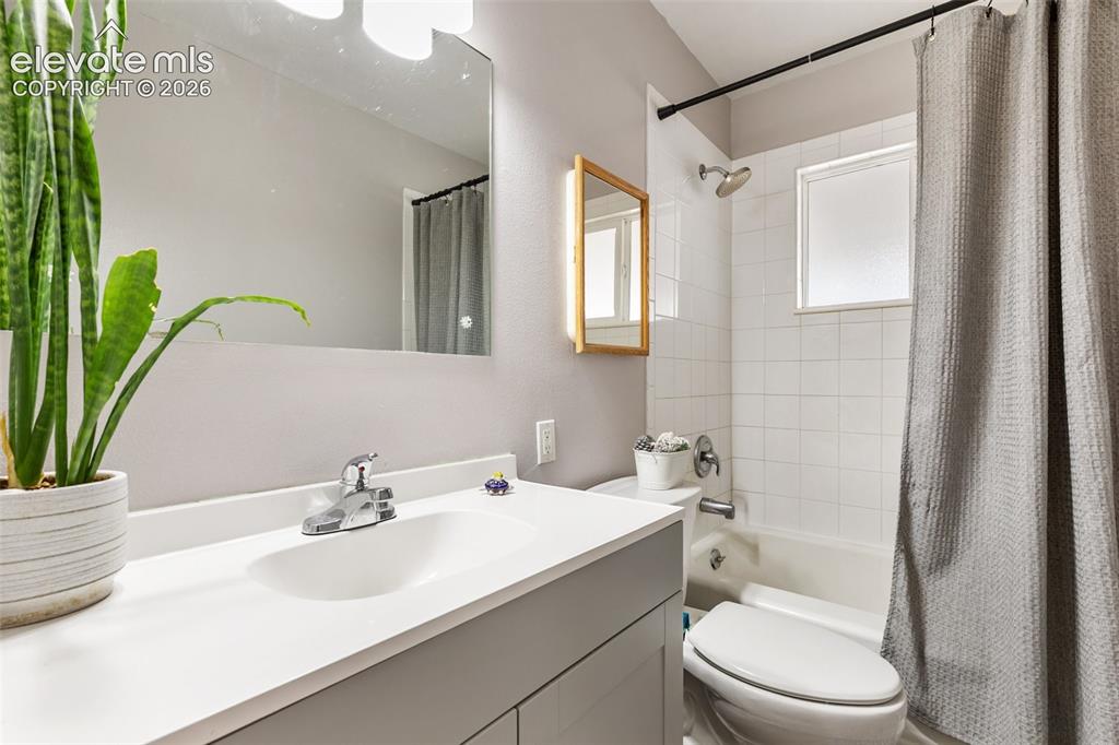 Image 16 of 29: Bathroom