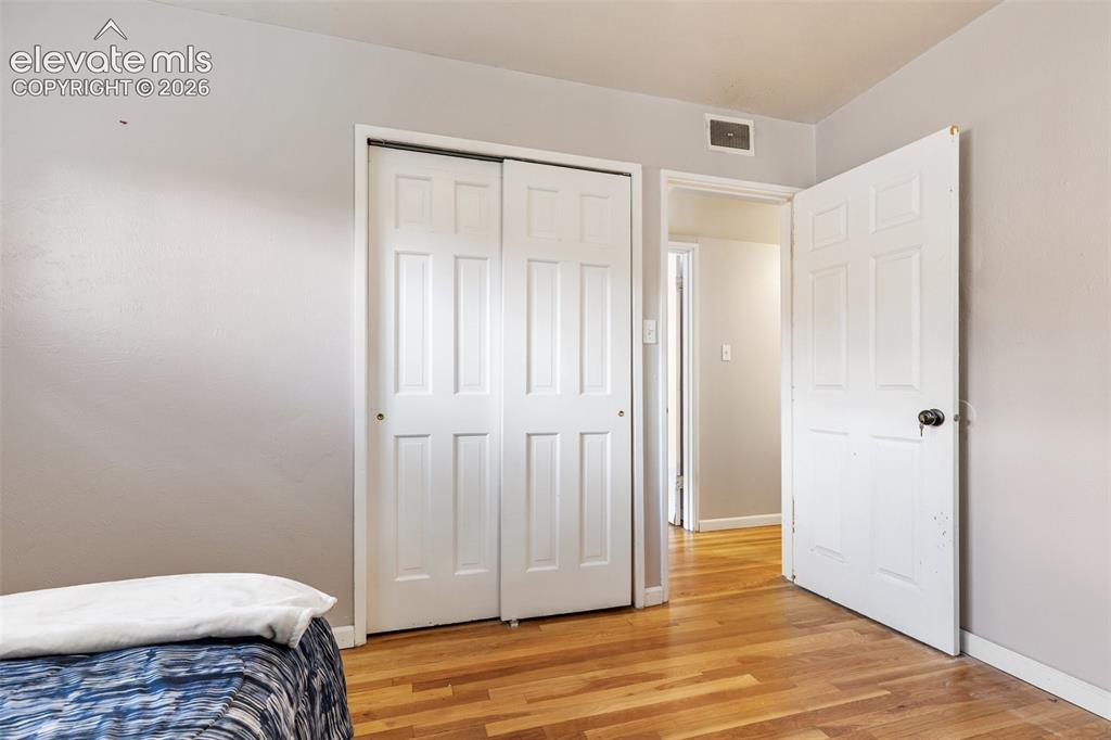Image 18 of 29: Bedroom