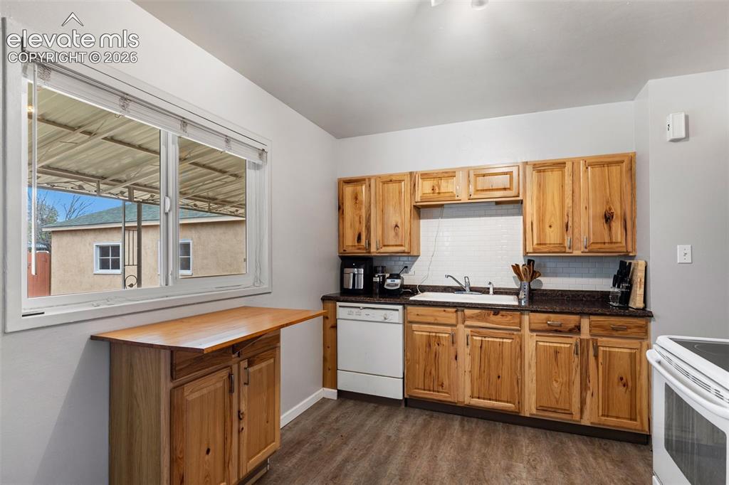 Image 7 of 29: Kitchen