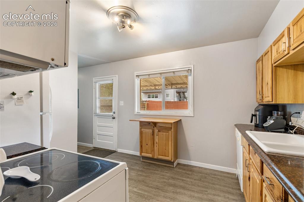 Image 9 of 29: Kitchen
