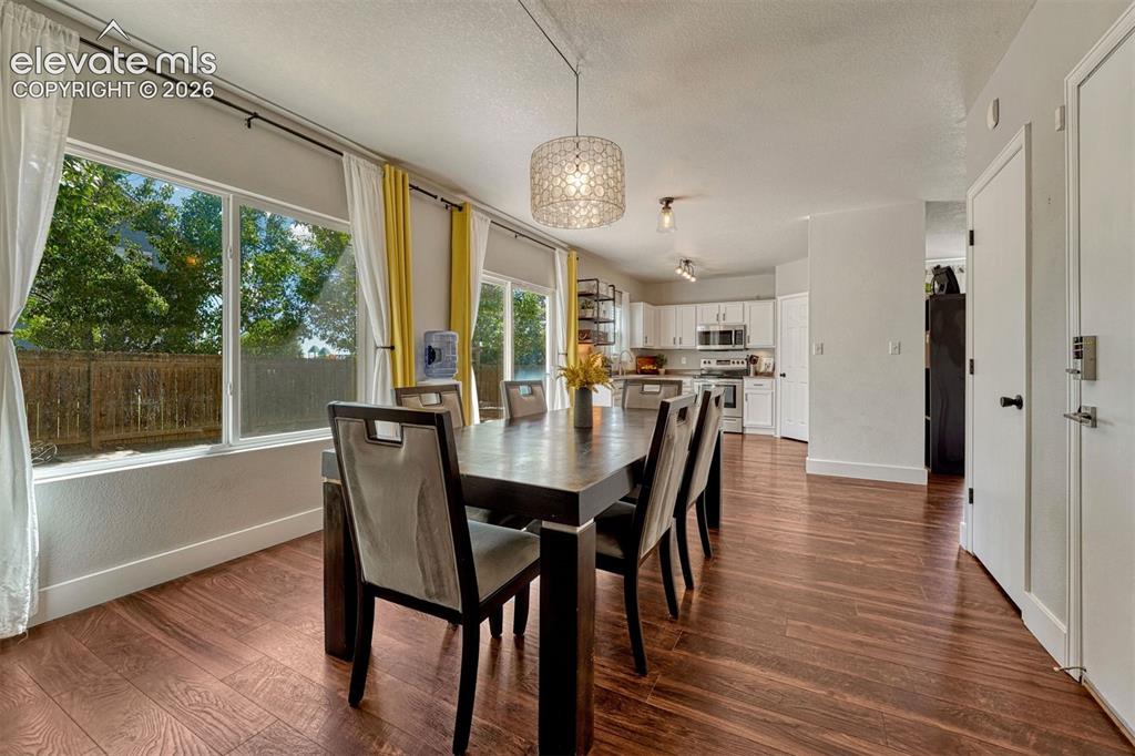 Image 11 of 31: Dining Area
