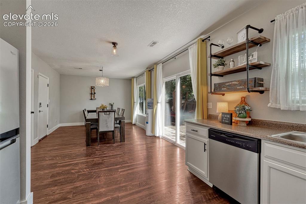 Image 12 of 31: Kitchen