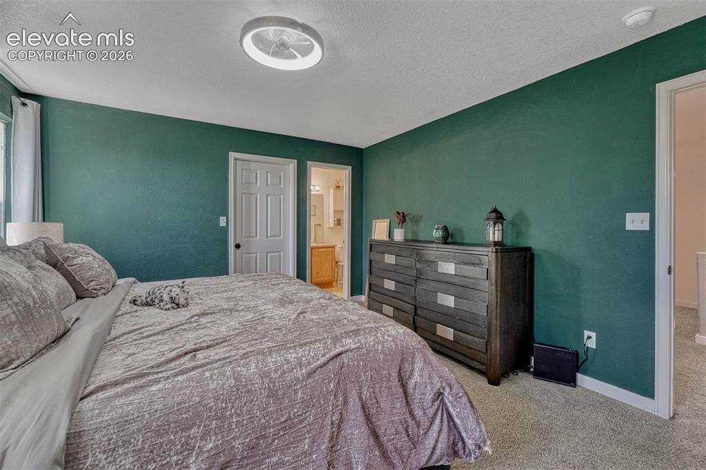 Image 17 of 31: Bedroom