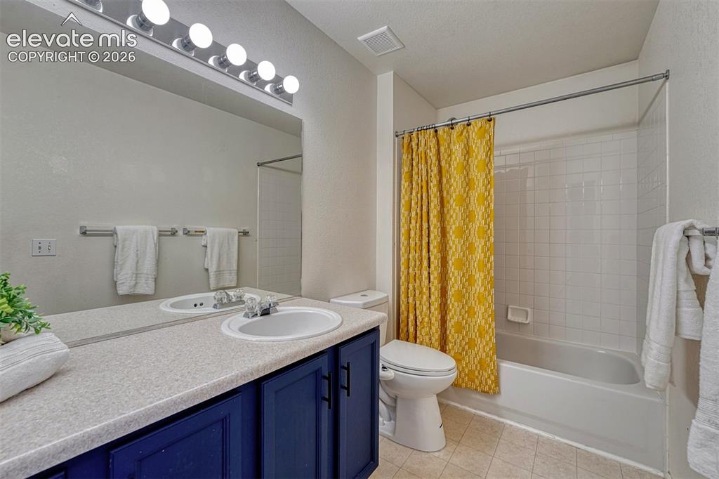 Image 25 of 31: Bathroom