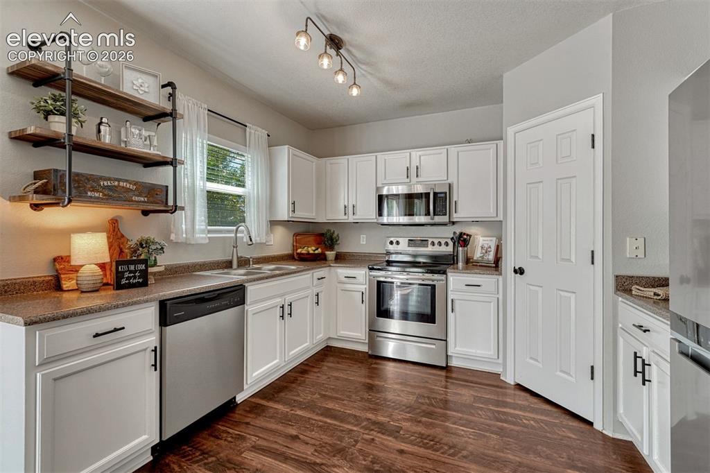 Image 4 of 31: Kitchen